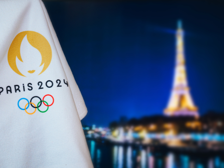 drapeau jeux olympiques devant la tour Eiffel