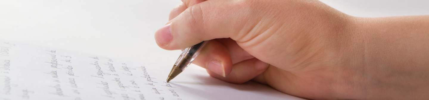 femme avec un stylo dans la main qui ecrit une lettre de resiliation d'un bail